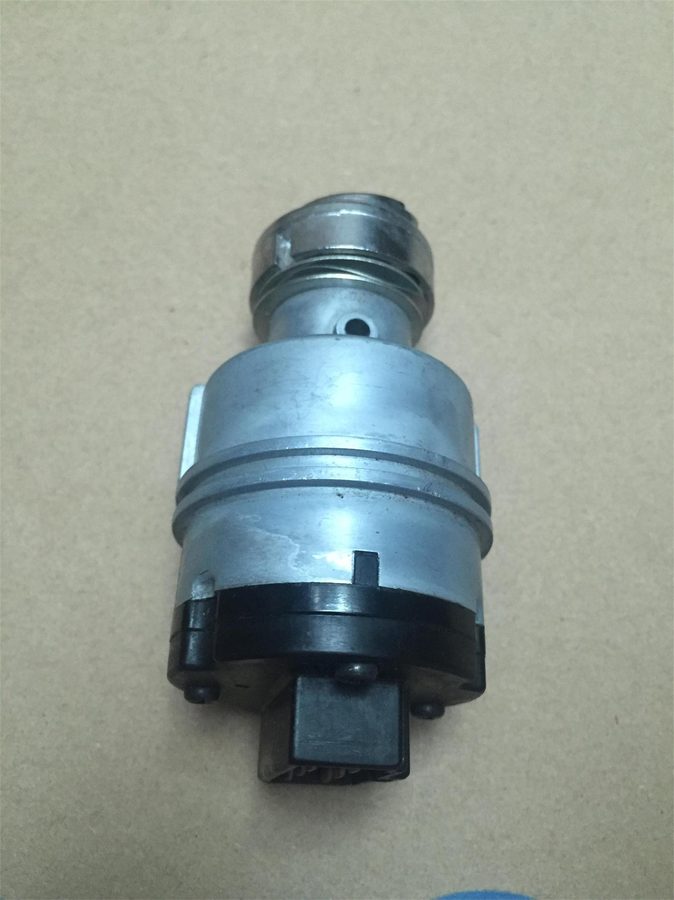 Key switch YN50S00026F1 / YN50S00002F1 for a Kobelco excavator, photographed at the Shenyue warehouse in Guangzhou