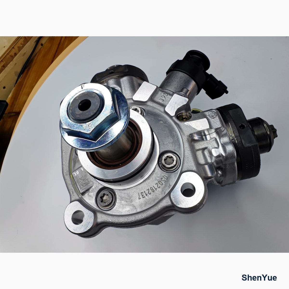 Fuel Pump VA32R6500100 Kobelco part — real photo from our Guangzhou warehouse